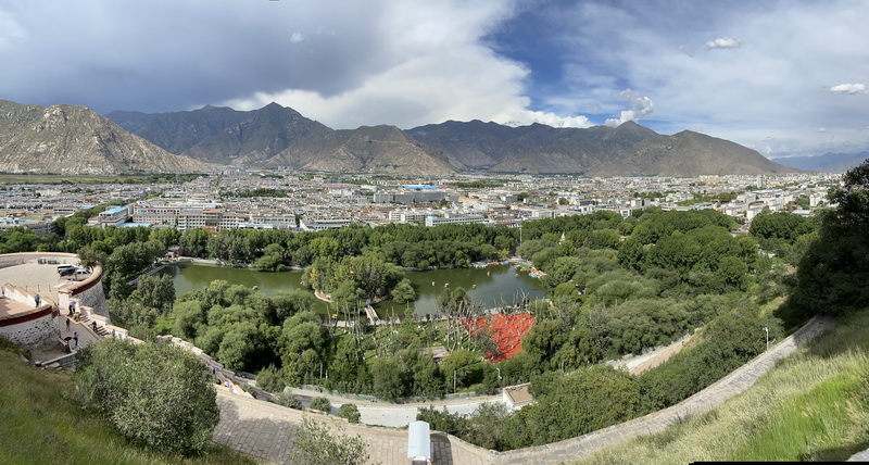 布达拉宫后面的全景